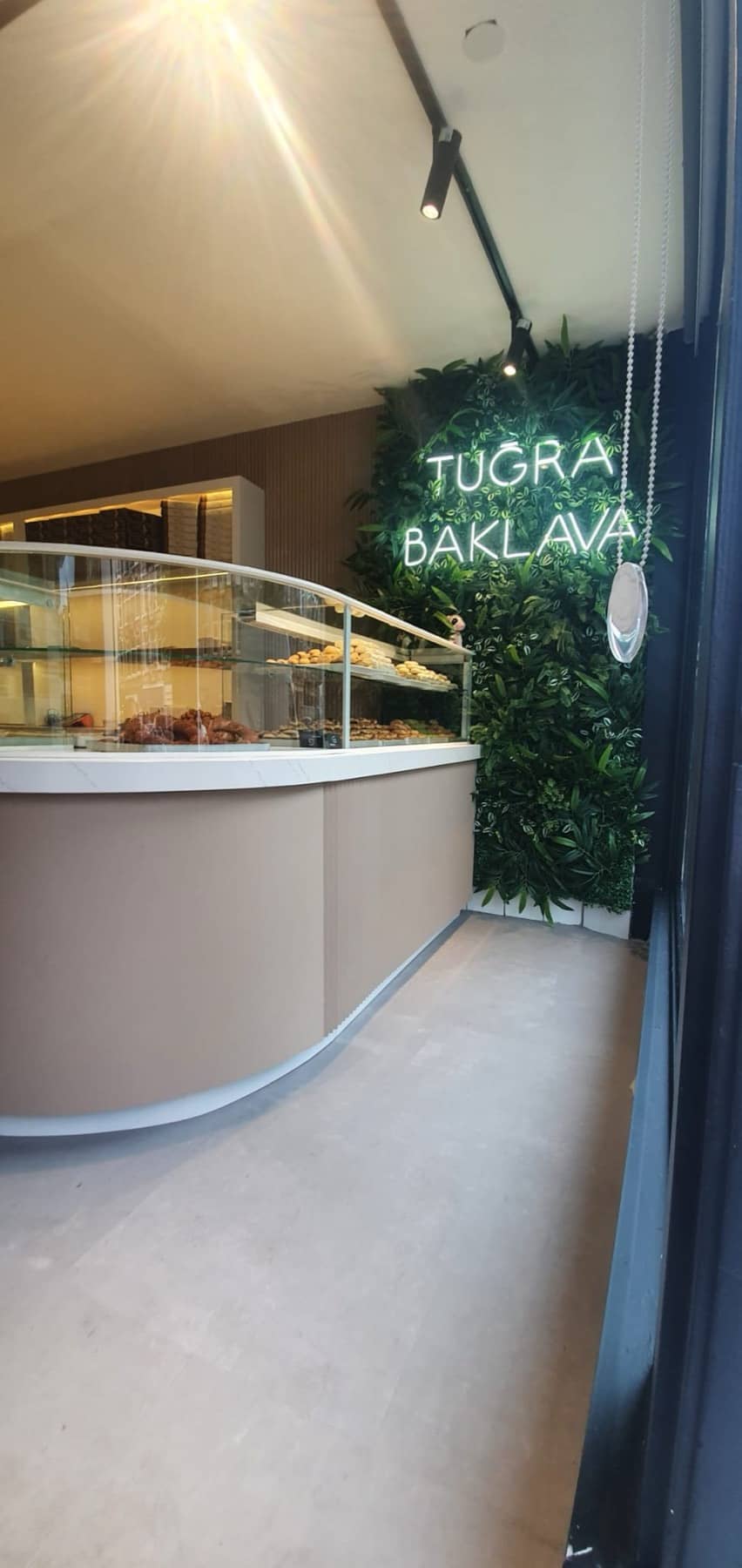 Tugra Baklava, 1